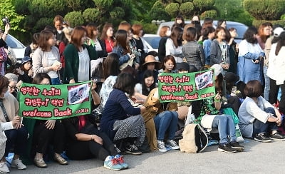 [포토] '이른 새벽부터 옥택연을 보기 위해 기다린 팬들'