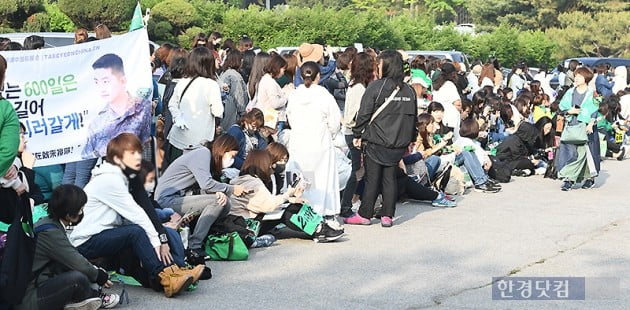 [포토] '옥택연의 인기를 실감하게 하는 수백 명의 팬들'