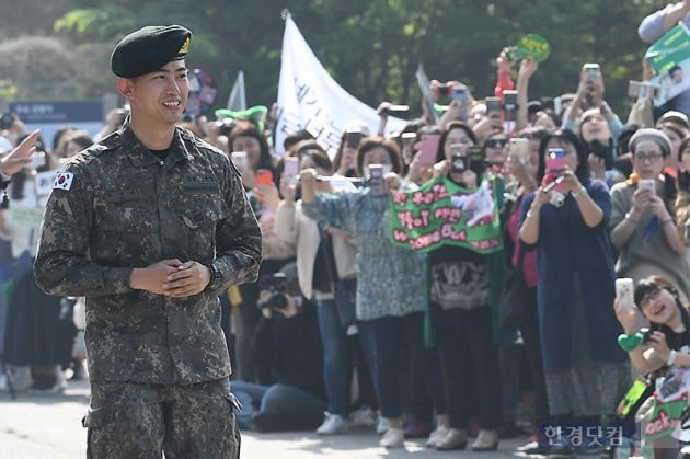 [HK영상] '캡틴코리아' 옥택연, 늠름한 모습으로 전역…'트와이스가 보고 싶었어요'