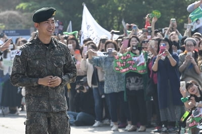 [포토] 옥택연, '전역식 찾아와준 팬들과 인사~'