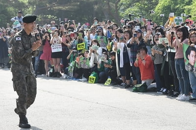 [포토] '팬들에게 감사 인사하는 옥택연'