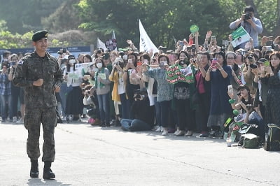 [포토] 옥택연, '팬들 앞에서 여유있는 미소~'