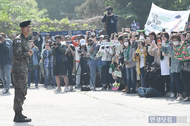 [HK영상] '캡틴코리아' 옥택연, 늠름한 모습으로 전역…'트와이스가 보고 싶었어요'