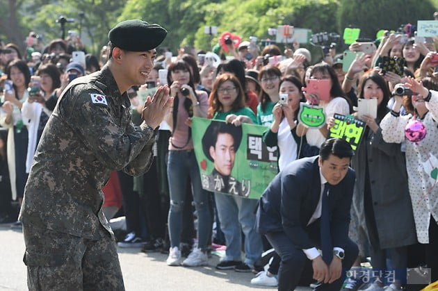 [HK영상] '캡틴코리아' 옥택연, 늠름한 모습으로 전역…'트와이스가 보고 싶었어요'