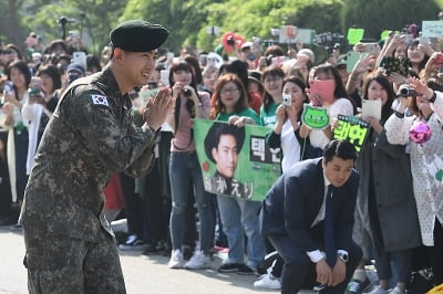 [포토] '팬들에게 감사의 마음 전하는 옥택연'