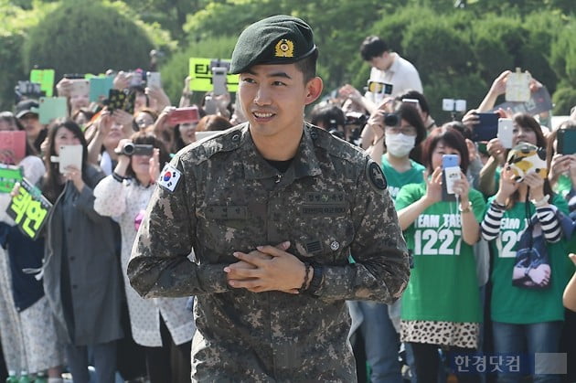 [HK영상] '캡틴코리아' 옥택연, 늠름한 모습으로 전역…'트와이스가 보고 싶었어요'