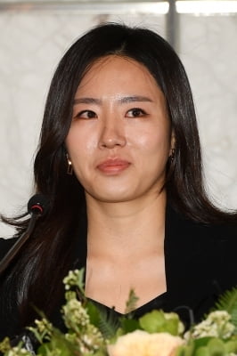 [포토] 이상화, '은퇴식서 붉어진 눈시울'