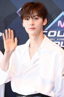 [포토] 뉴이스트 민현, '소녀팬 마음 뒤흔드는 눈빛'