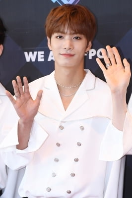 [포토] 뉴이스트 JR, '심쿵 아이컨택~'