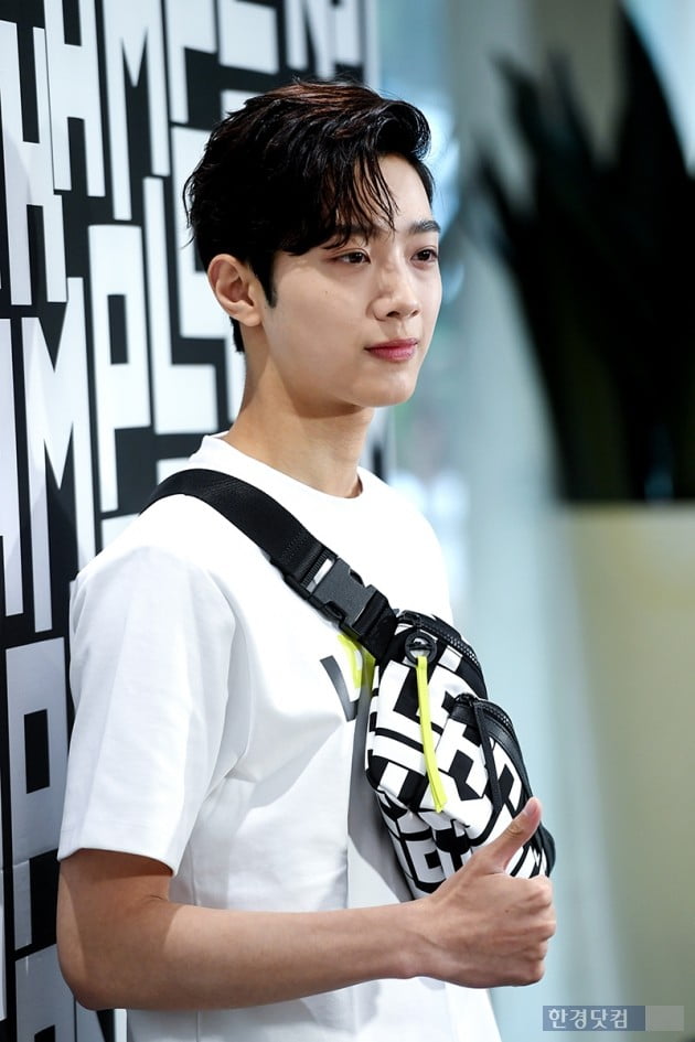 [포토] 라이관린, '엄지척 잘생김'