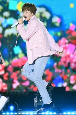 [포토] 하성운, '하늘 향해 폴짝폴짝~' (2019 드림콘서트)