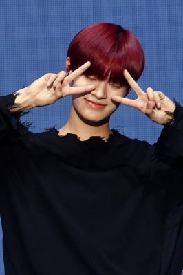 [포토] AB6IX 이대휘, '귀엽게 브이~'