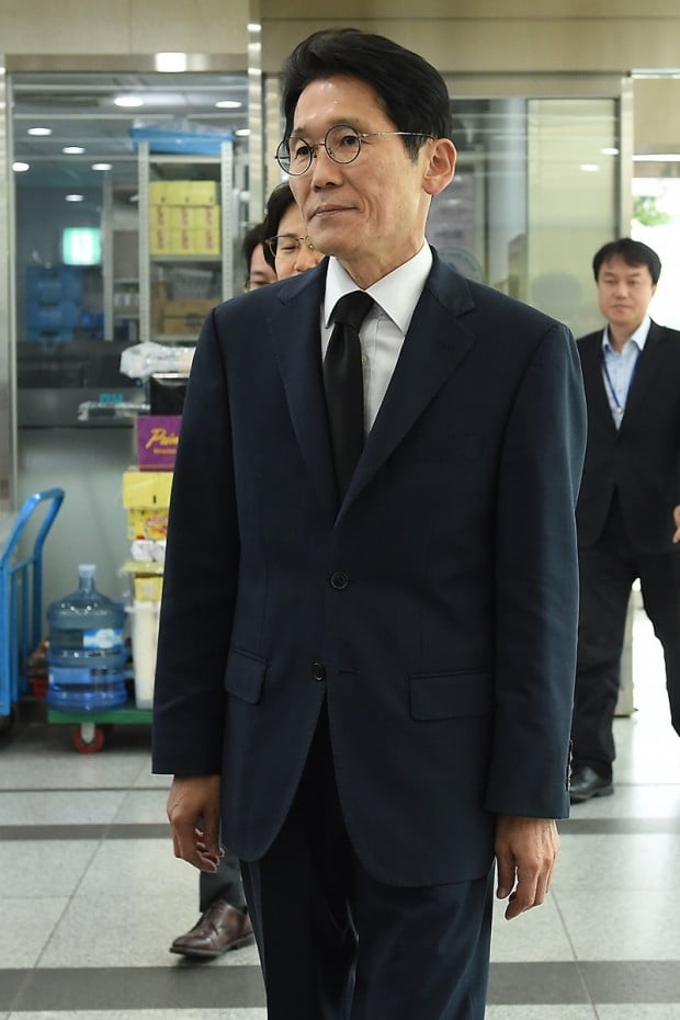 [포토] '유시민 모친상' 빈소 들어서는 윤소하 의원