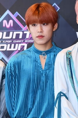 [포토] AB6IX 박우진, '체리 먹은 듯 빨간 입술~'