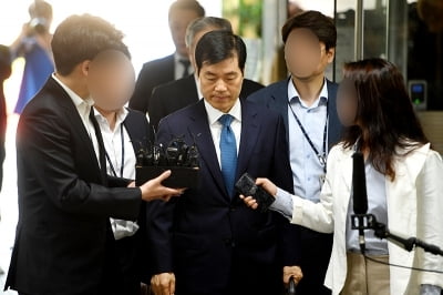 [포토] '증거인멸 지시' 혐의 삼성바이오로직스 김태한 대표 법원 출석