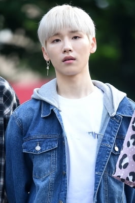 [포토] AB6IX 전웅, '멋진 모습에 시선강탈~'