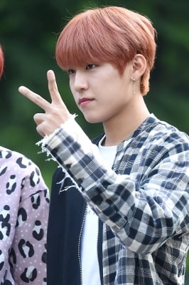 [포토] AB6IX 박우진, '난 가위를 내겠어'