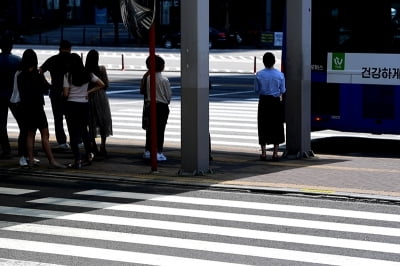 [포토] 폭염 주의보에 태양을 피하고 싶었어~