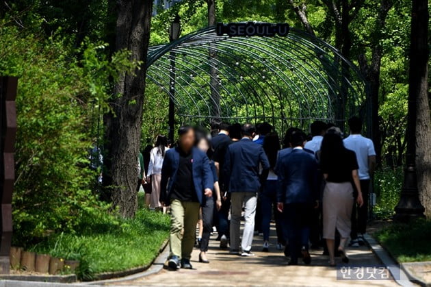 [포토] 폭염 피해 공원 속으로