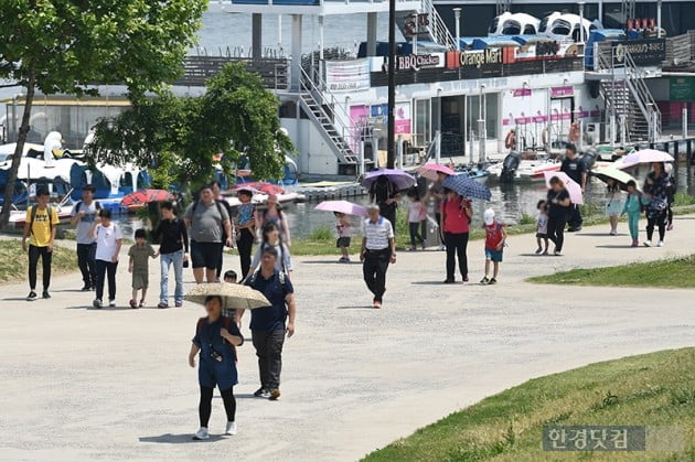 [포토] 갑작스러운 폭염에 등장한 우산 행렬