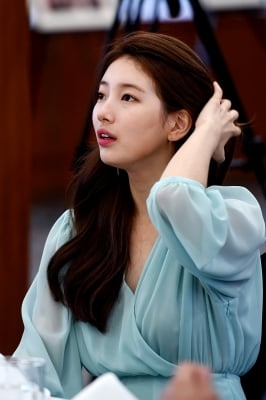 [포토] 수지, '흐린날씨 빛나게 만드는 미모'