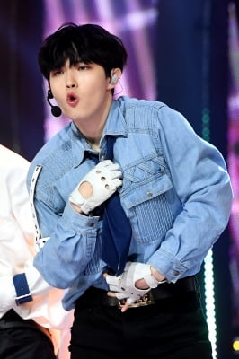 [포토] 김재환, '넥타이 풀어헤치고'