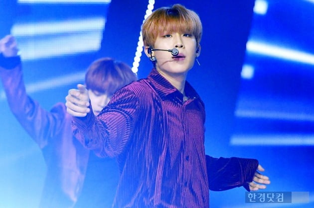 [포토] AB6IX 박우진, '감탄이 나오는 무대매너~'