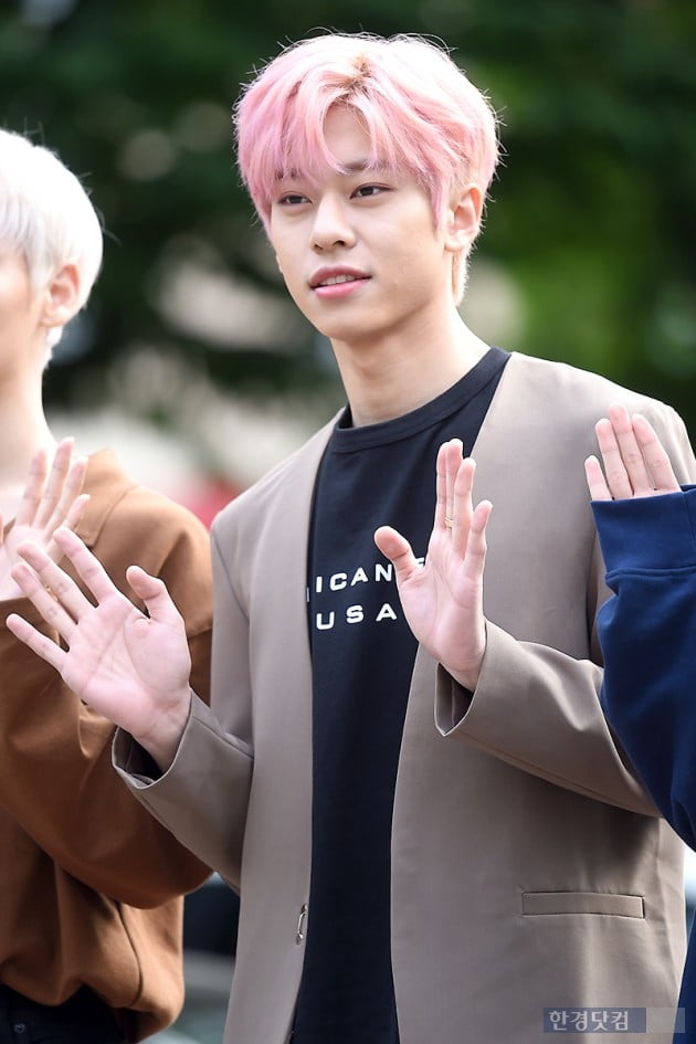 [포토] AB6IX 김동현, '핑크빛 머리도 멋지게~'