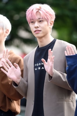 [포토] AB6IX 김동현, '핑크빛 머리도 멋지게~'