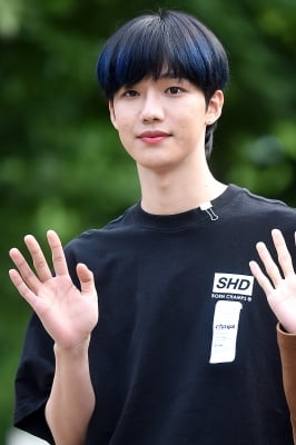 [포토] AB6IX 임영민, '소녀팬 마음 흔드는 멋진 모습'