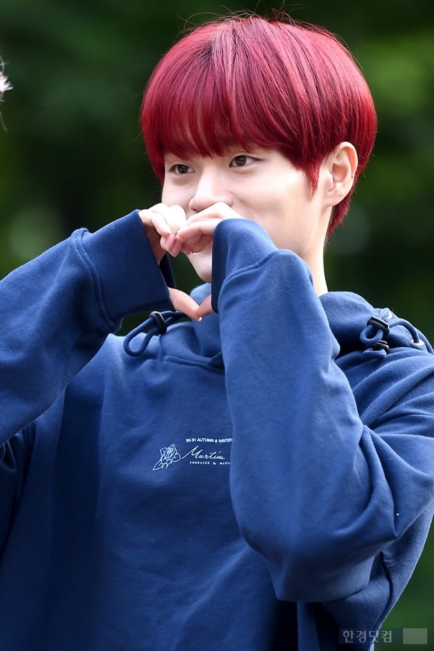 [포토] AB6IX 이대휘, '귀여운 눈웃음으로 하트~'