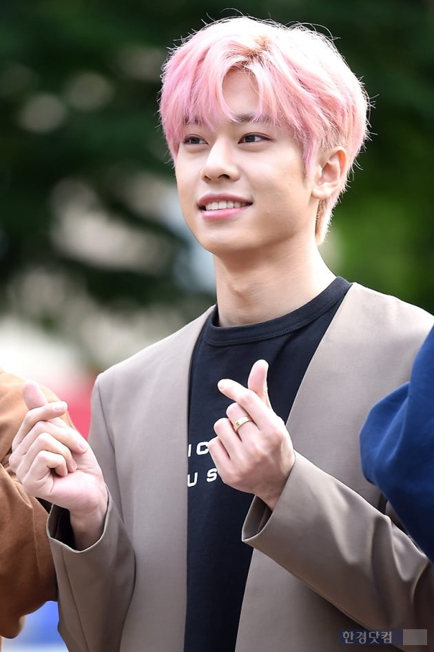 [포토] AB6IX 김동현, '귀엽게 하트 뿅뿅!'