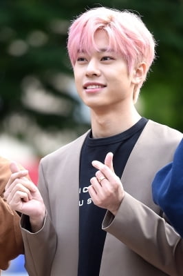 [포토] AB6IX 김동현, '귀엽게 하트 뿅뿅!'