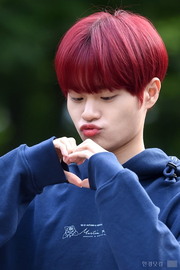 [포토] AB6IX 이대휘, '집중해서 하트 만들기~'