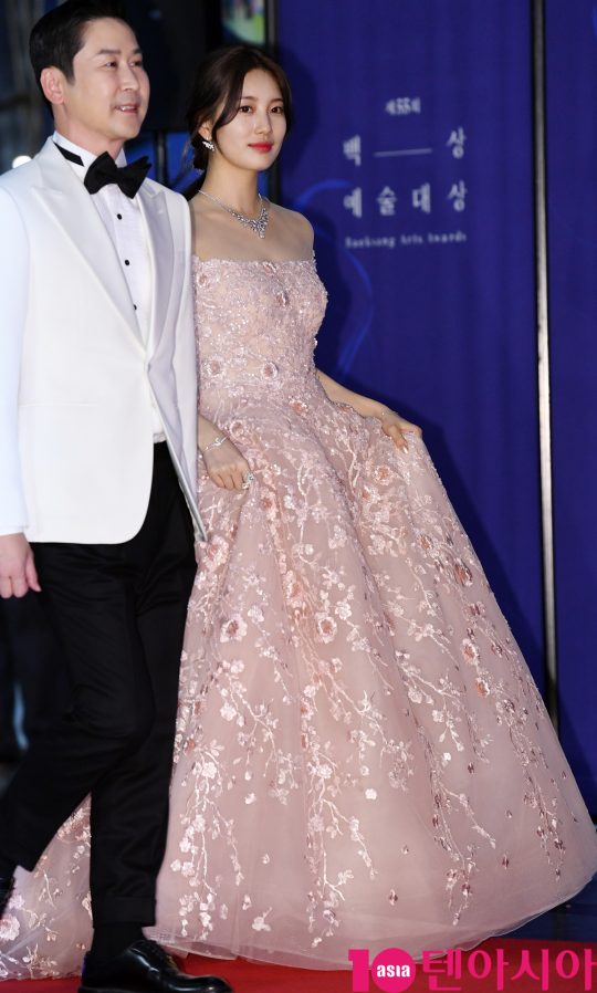 배우 배수지가 1일 오후 서울 삼성동 코엑스에서 열린 제55회 백상예술대상 레드카펫 행사에 참석하고 있다.