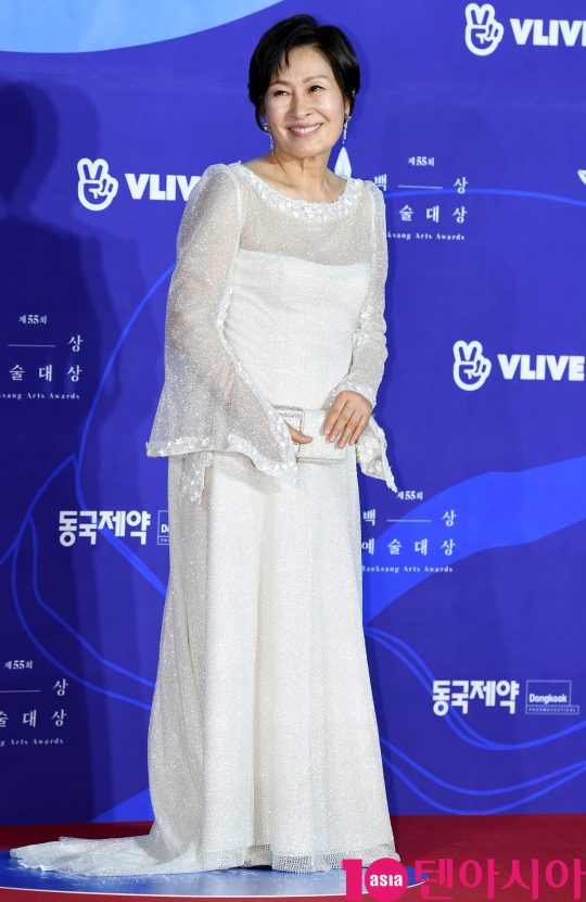 김혜자가 1일 오후 서울 삼성동 코엑스에서 열린 제55회 백상예술대상 레드카펫 행사에 참석하고 있다.