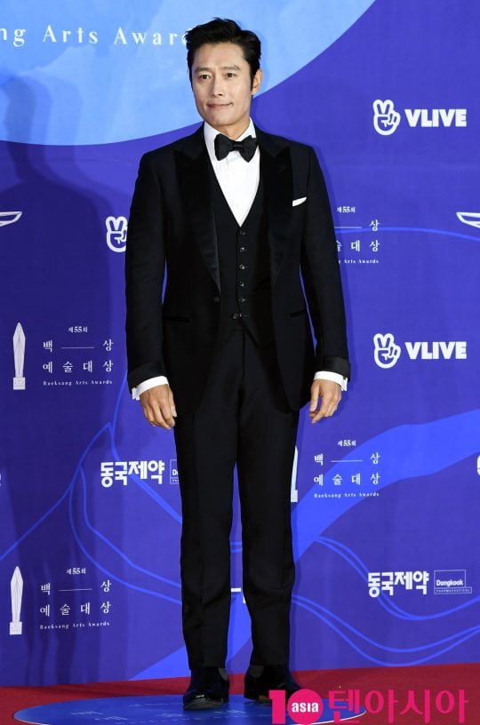 배우 이병헌이1일 오후 서울 삼성동 코엑스에서 열린 제55회 백상예술대상 레드카펫 행사에 참석하고 있다.
