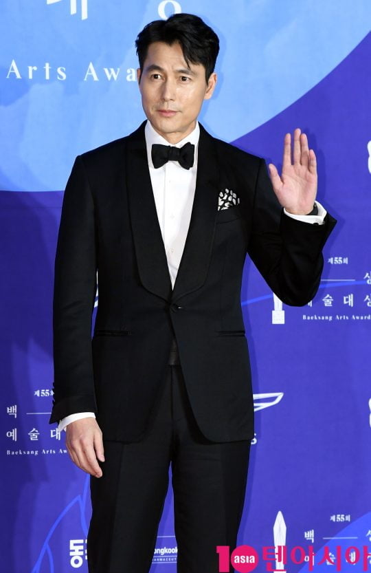 정우성이 1일 오후 서울 삼성동 코엑스에서 열린 제55회 백상예술대상 레드카펫 행사에 참석하고 있다.