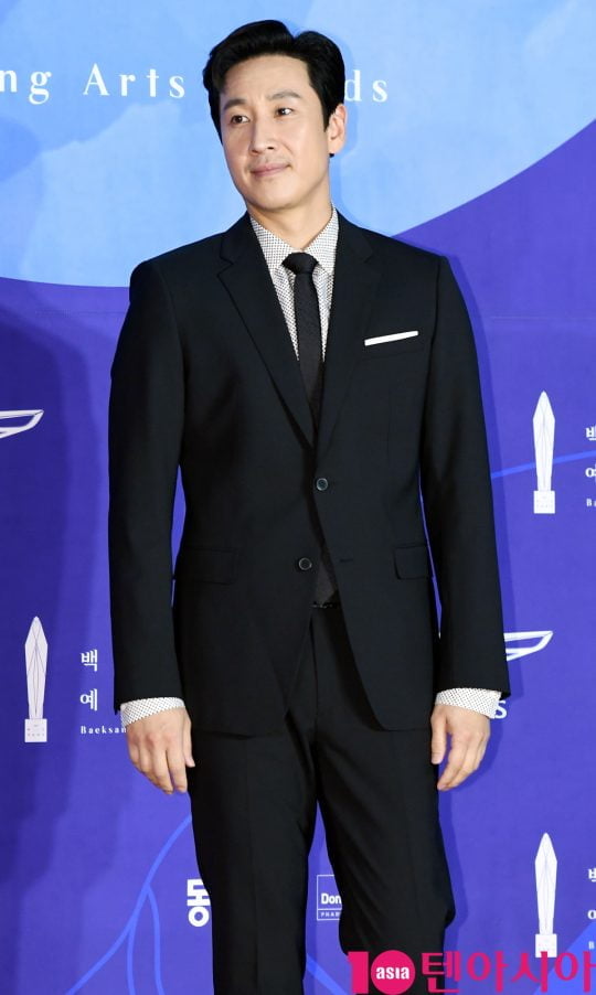 이선균이 1일 오후 서울 삼성동 코엑스에서 열린 제55회 백상예술대상 레드카펫 행사에 참석하고 있다.