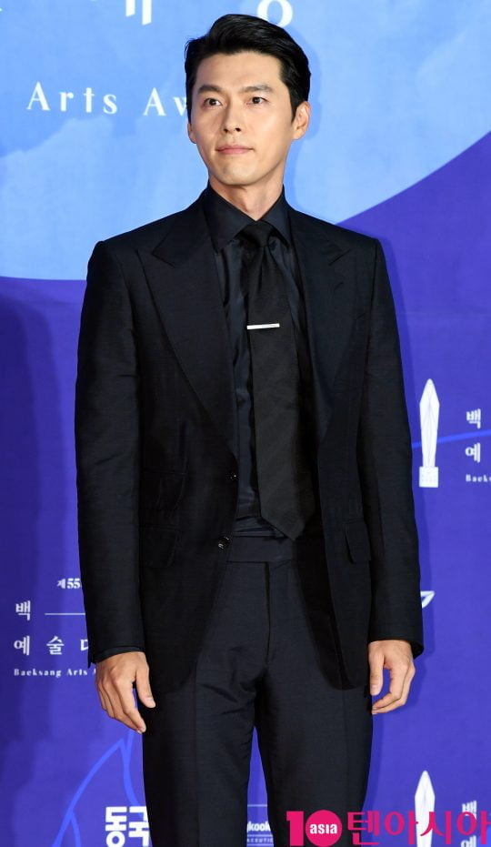 현빈이 1일 오후 서울 삼성동 코엑스에서 열린 제55회 백상예술대상 레드카펫 행사에 참석하고 있다.
