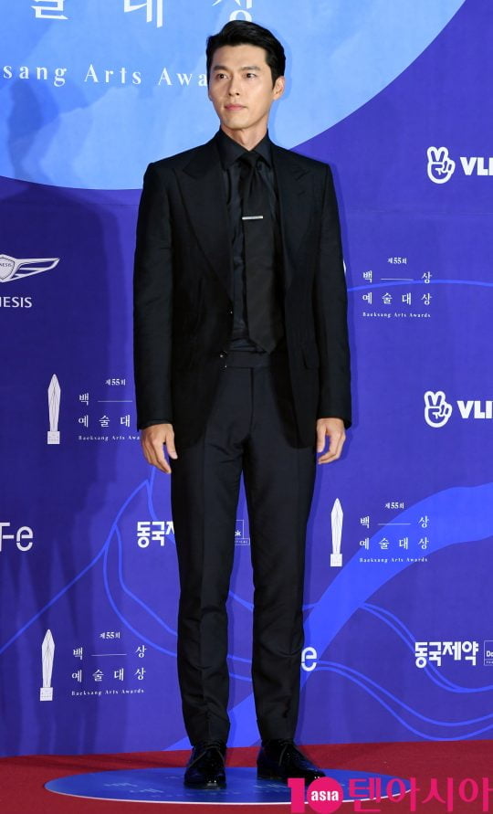 현빈이 1일 오후 서울 삼성동 코엑스에서 열린 제55회 백상예술대상 레드카펫 행사에 참석하고 있다.