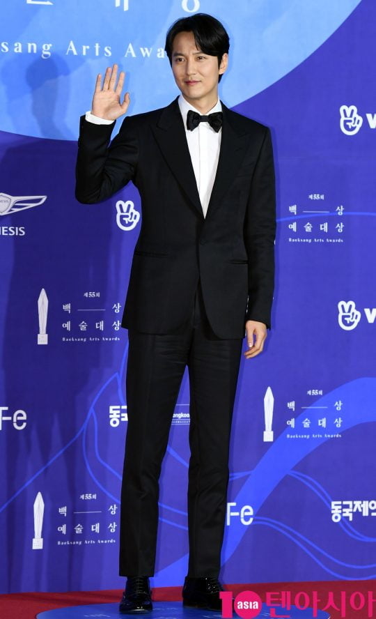 김남길이 1일 오후 서울 삼성동 코엑스에서 열린 제55회 백상예술대상 레드카펫 행사에 참석하고 있다.