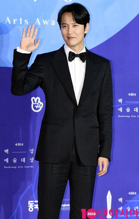 김남길이 1일 오후 서울 삼성동 코엑스에서 열린 제55회 백상예술대상 레드카펫 행사에 참석하고 있다.