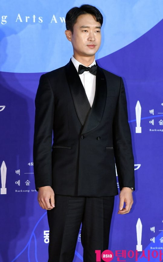 조우진이 1일 오후 서울 삼성동 코엑스에서 열린 제55회 백상예술대상 레드카펫 행사에 참석하고 있다.