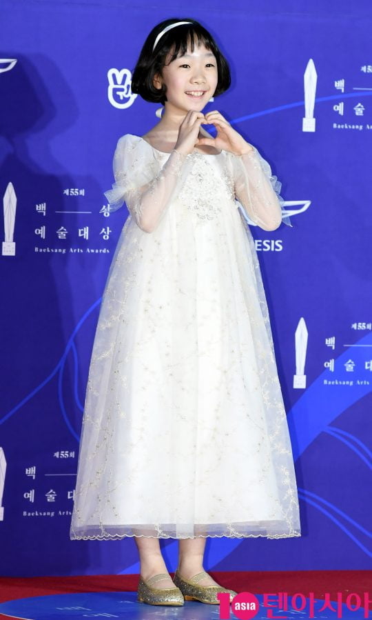 허율이 1일 오후 서울 삼성동 코엑스에서 열린 제55회 백상예술대상 레드카펫 행사에 참석하고 있다.