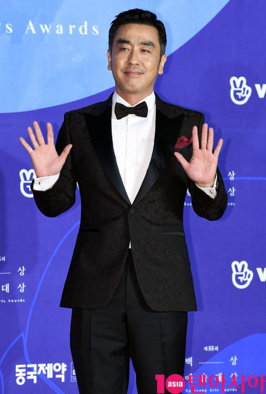 류승룡이 1일 오후 서울 삼성동 코엑스에서 열린 제55회 백상예술대상 레드카펫 행사에 참석하고 있다.