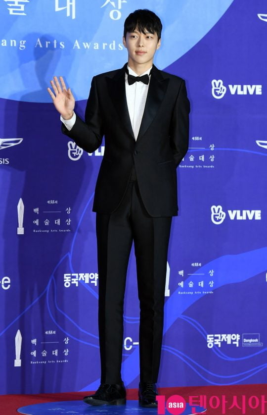 장기용이 1일 오후 서울 삼성동 코엑스에서 열린 제55회 백상예술대상 레드카펫 행사에 참석하고 있다.