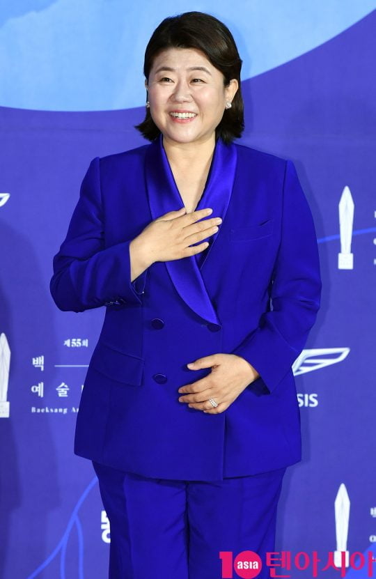 이정은이 1일 오후 서울 삼성동 코엑스에서 열린 제55회 백상예술대상 레드카펫 행사에 참석하고 있다.