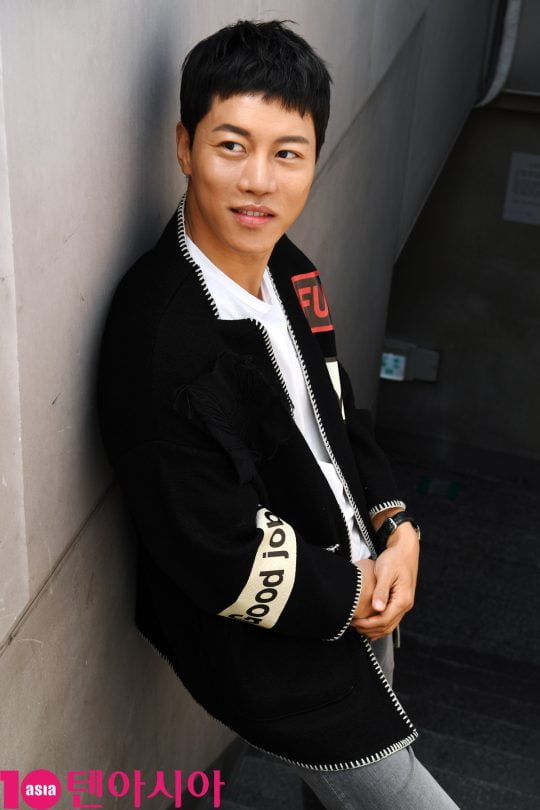 SBS드라마 ‘열혈사제’에서 열연한 배우 음문석이 최근 서울 중구 청파로 한경텐아시아 스튜디오에서 인터뷰를 갖기에 앞서 포즈를 취하고 있다.