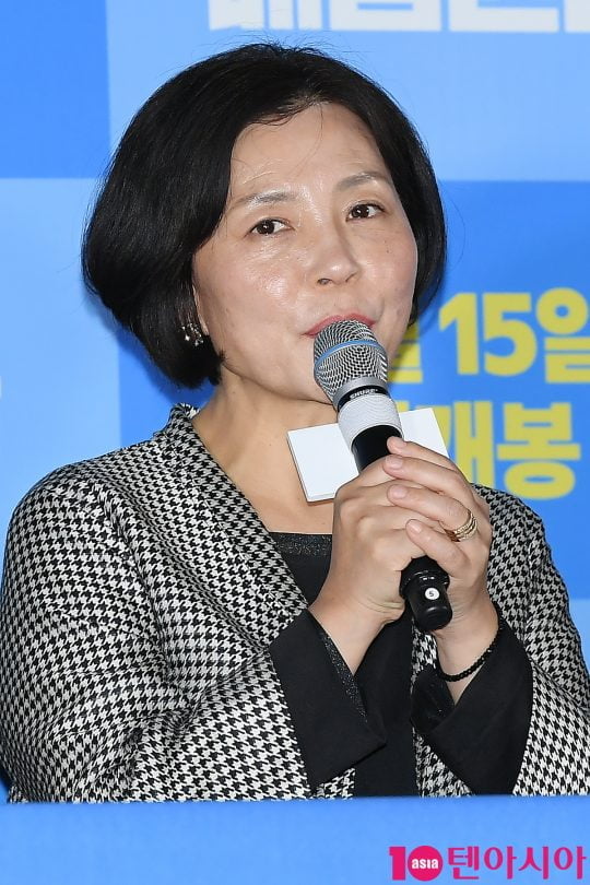 배우 김미경이 2일 오후 서울 용산CGV 아이파크몰에서 열린 영화 ‘배심원들’ 언론시사회에 참석해 인사말을 하고 있다.